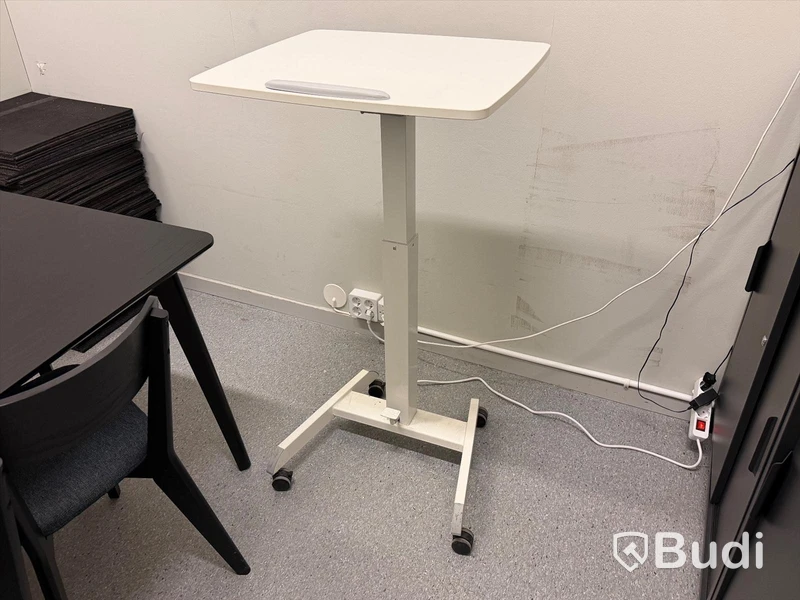 Kontorsmöbler parti - bl.a. höj- sänkbart skrivbord med 2 skärmar, bord med 6 stolar, skåp m.m.