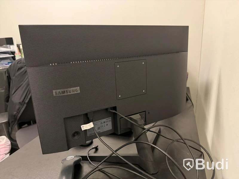 Kontorsmöbler parti - bl.a. höj- sänkbart skrivbord med 2 skärmar, bord med 6 stolar, skåp m.m.