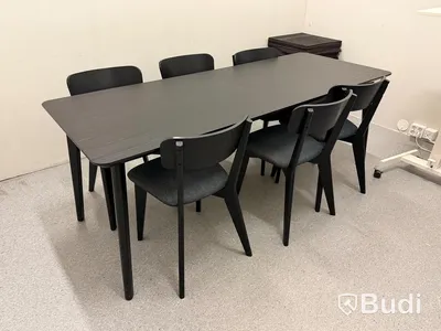 Kontorsmöbler parti - bl.a. höj- sänkbart skrivbord med 2 skärmar, bord med 6 stolar, skåp m.m.
