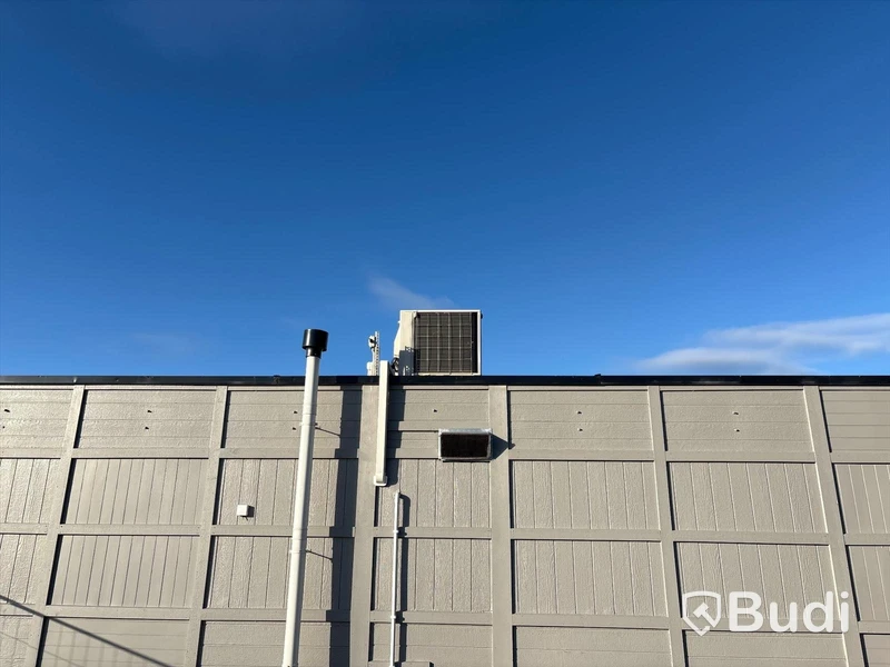 Bodetablering med 5 bodar, 135 m2, med kök, kontor, toalett och luftvärmepump/AC