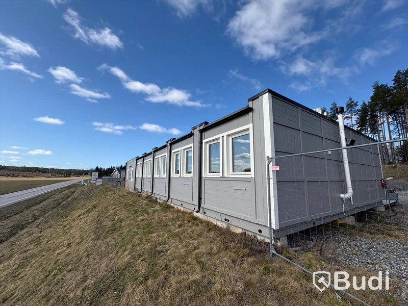 Bodetablering med 5 bodar, 135 m2, med kök, kontor, toalett och luftvärmepump/AC