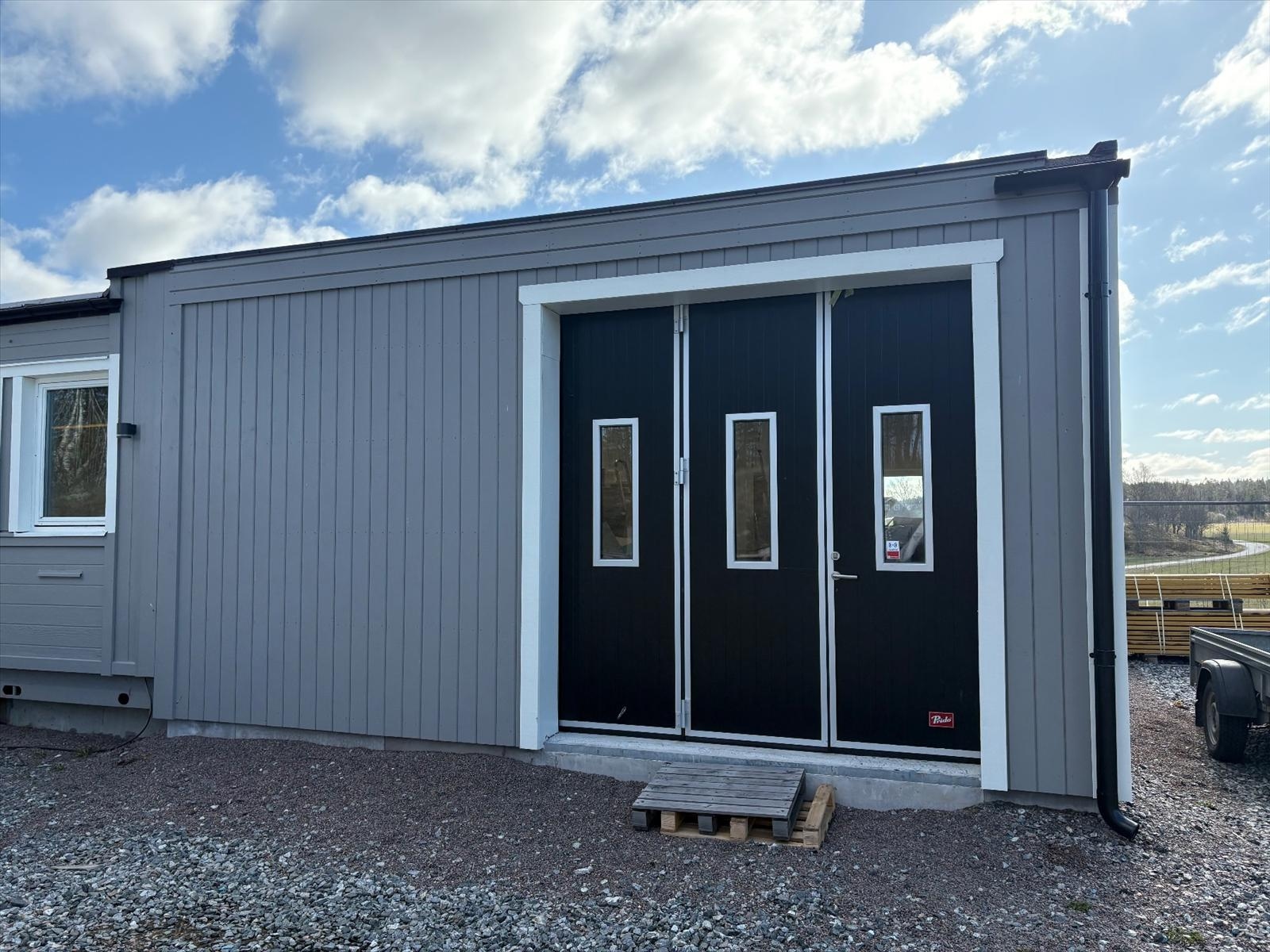 Isolerad utbyggnad, 9x6 meter, med Prido port