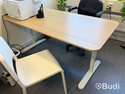 Skrivbord IKEA, samt kontorsstol och besöksstol