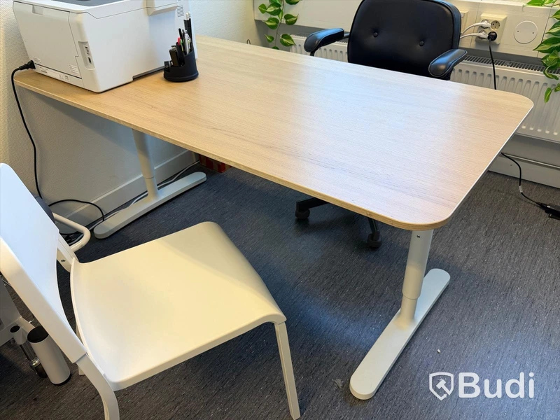 Skrivbord IKEA, samt kontorsstol och besöksstol