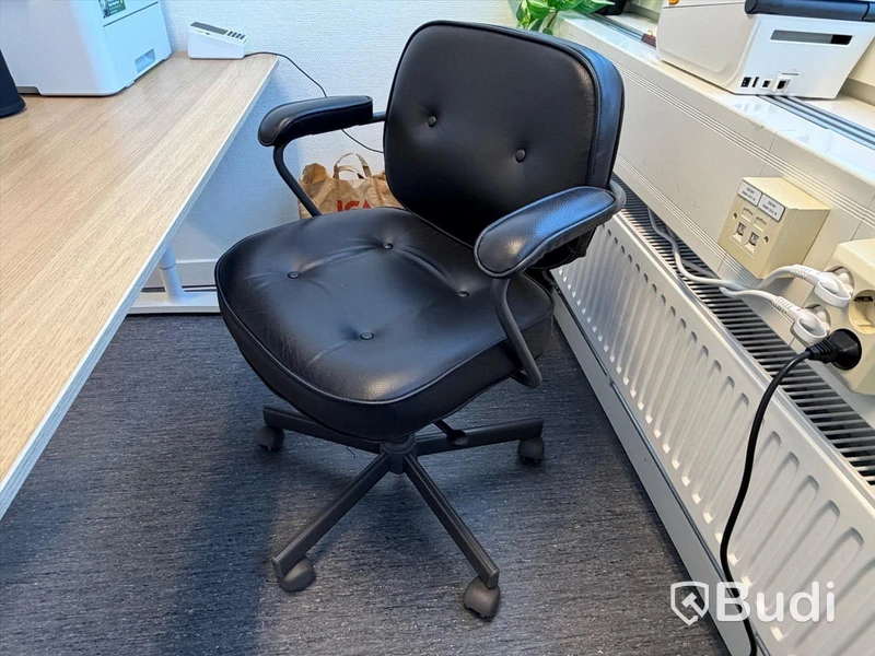 Skrivbord IKEA, samt kontorsstol och besöksstol