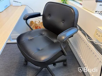 Skrivbord IKEA, samt kontorsstol och besöksstol