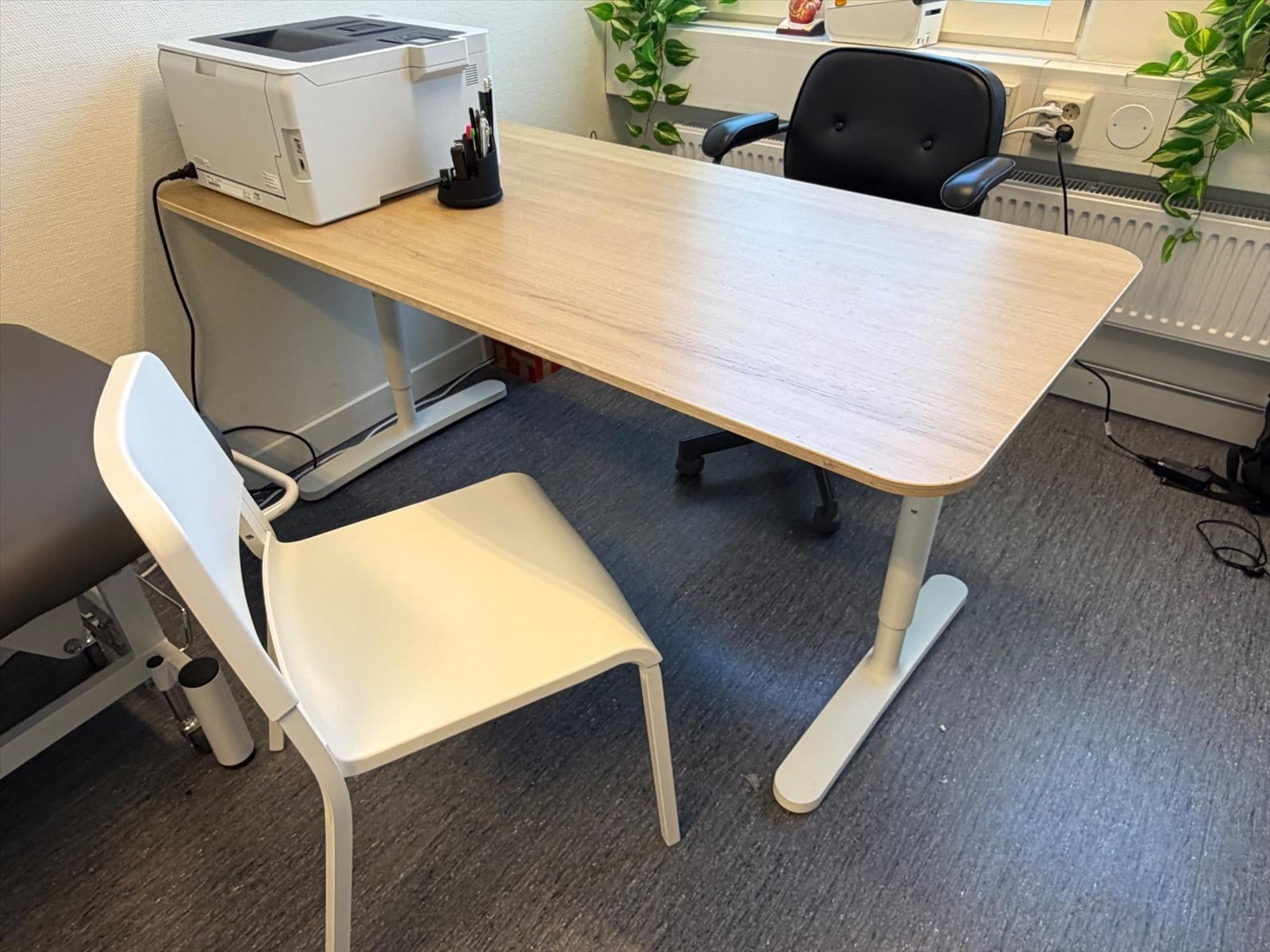 Skrivbord IKEA, samt kontorsstol och besöksstol