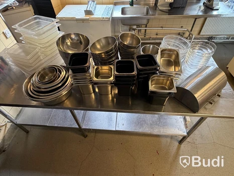 Parti diverse plastkantiner och rostfria bunkar