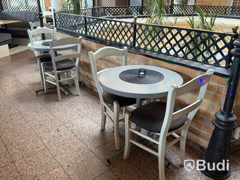 Restaurangmöbler, 22 stolar, 10 bord