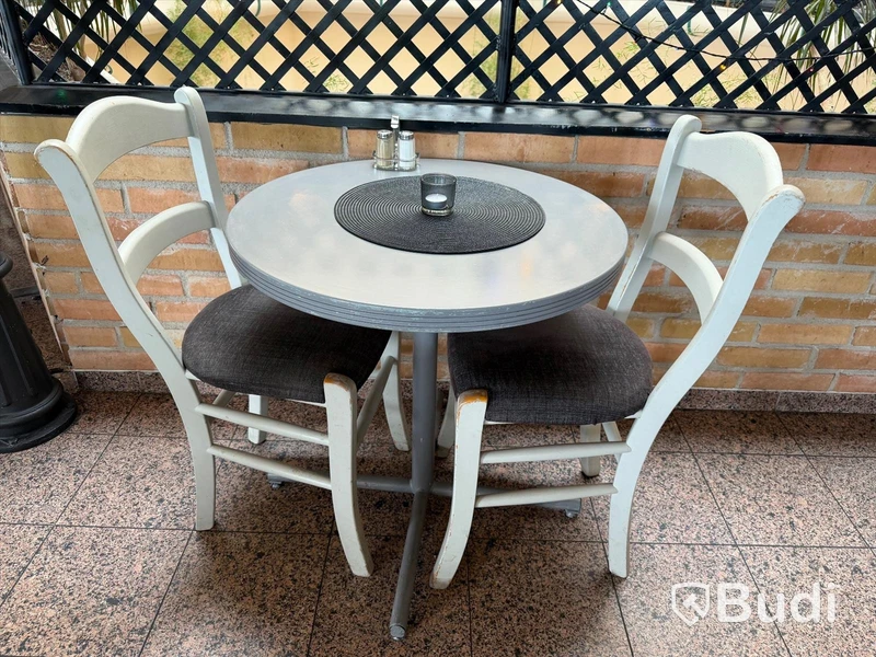 Restaurangmöbler, 22 stolar, 10 bord