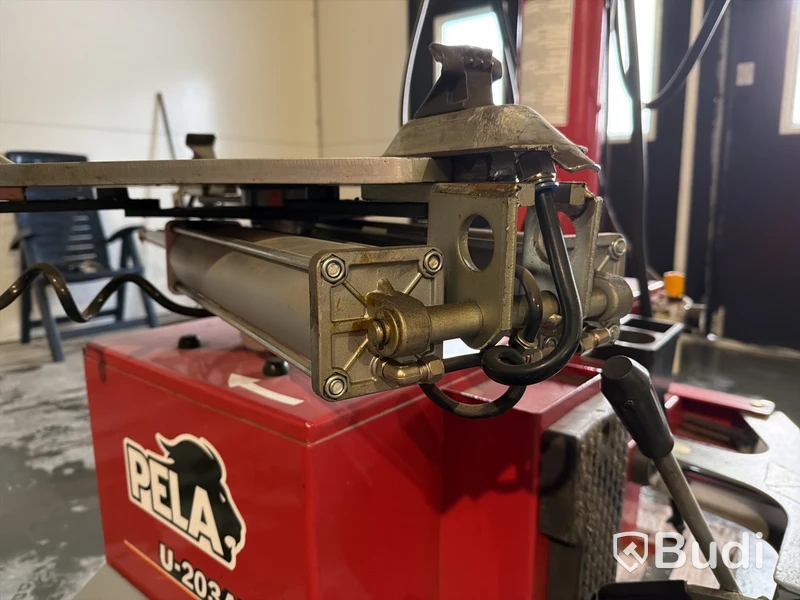 Däckmonteringsmaskin Pela U-203A