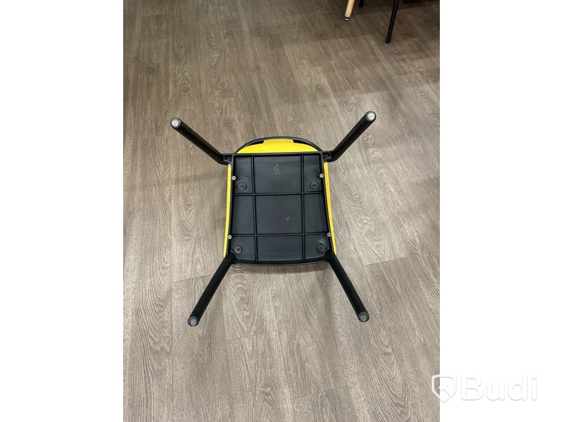 Stort set med bord och stolar