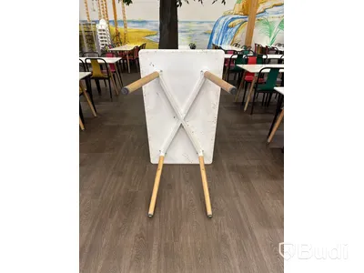 Set med bord och stolar