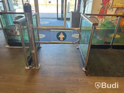 Entré med glassektioner