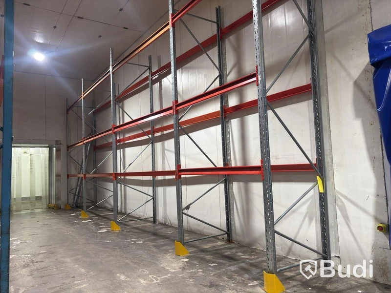 Approx. 100 metres of pallet racking