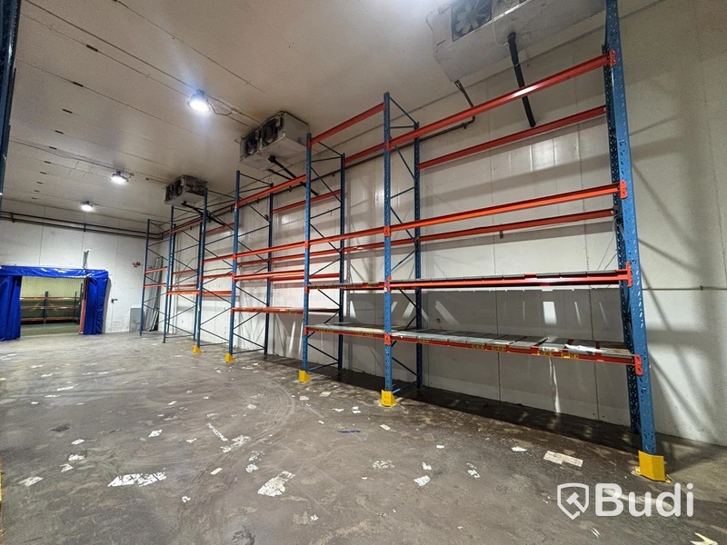 Approx. 100 metres of pallet racking