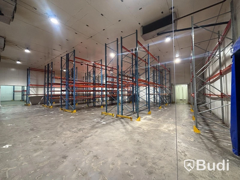 Approx. 100 metres of pallet racking