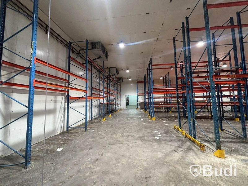 Approx. 100 metres of pallet racking