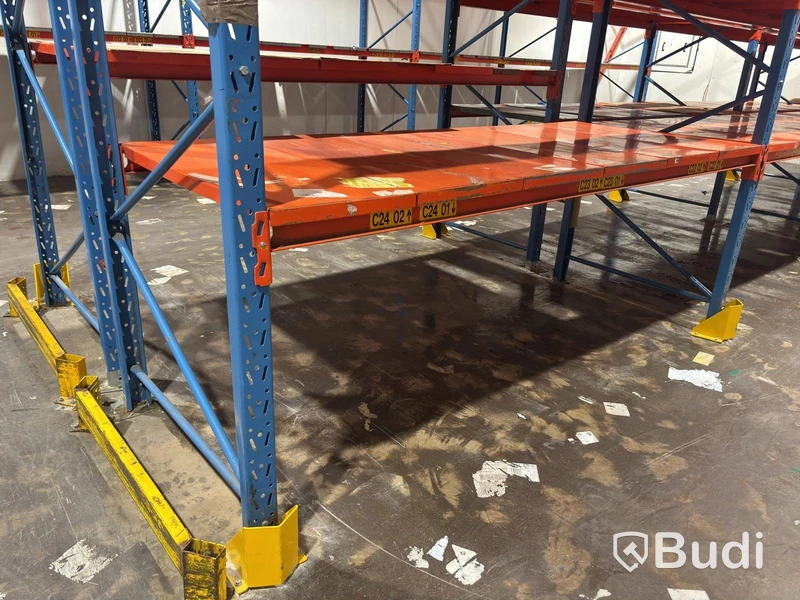 Approx. 100 metres of pallet racking