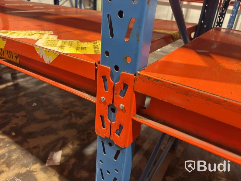 Approx. 100 metres of pallet racking