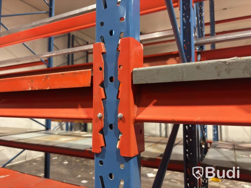 Approx. 100 metres of pallet racking