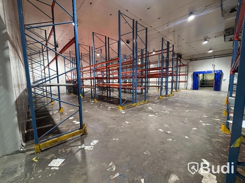 Approx. 100 metres of pallet racking
