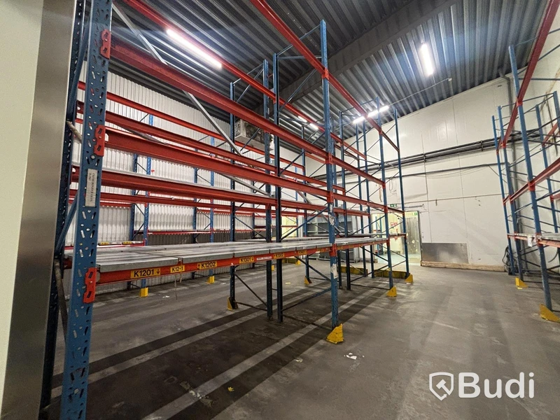 Approx. 120 metres of pallet racking
