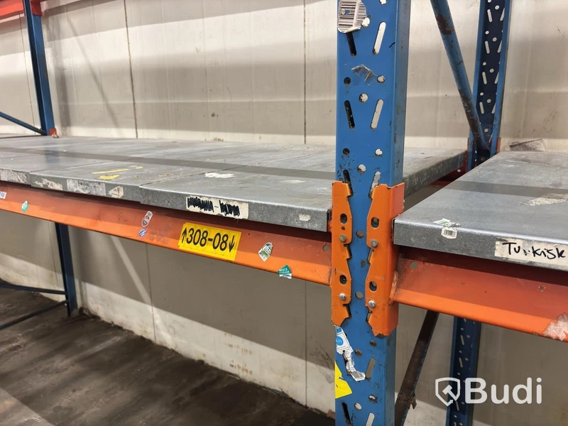 Approx. 120 metres of pallet racking