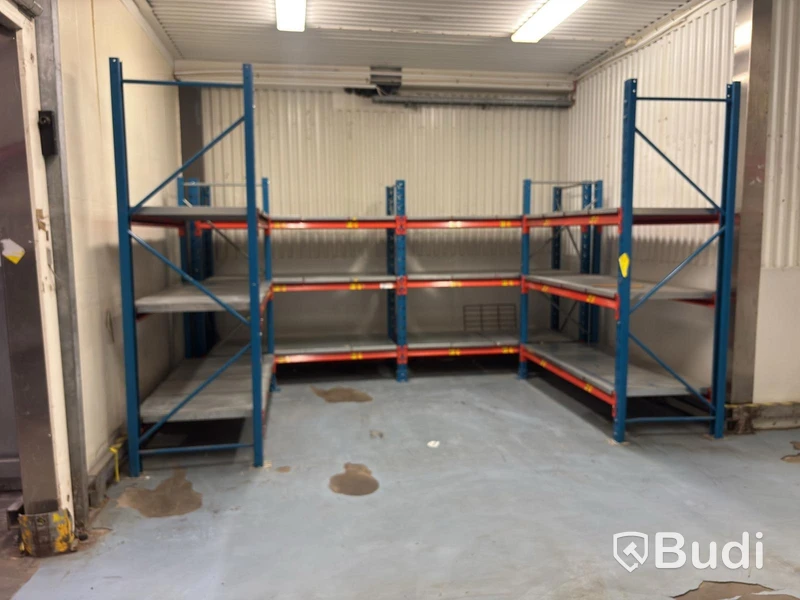 Approx. 120 metres of pallet racking