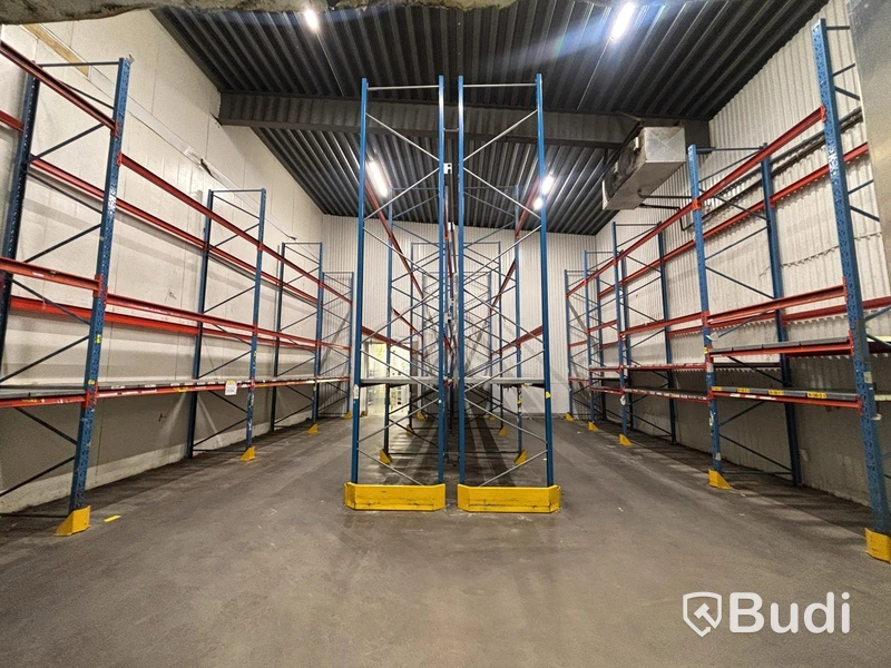 Approx. 120 metres of pallet racking