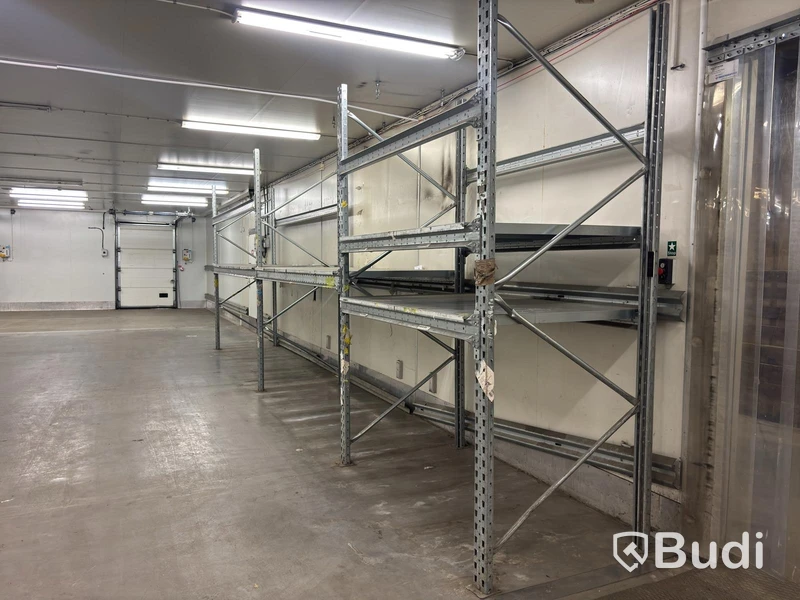 Low pallet racking and warehouse shelving