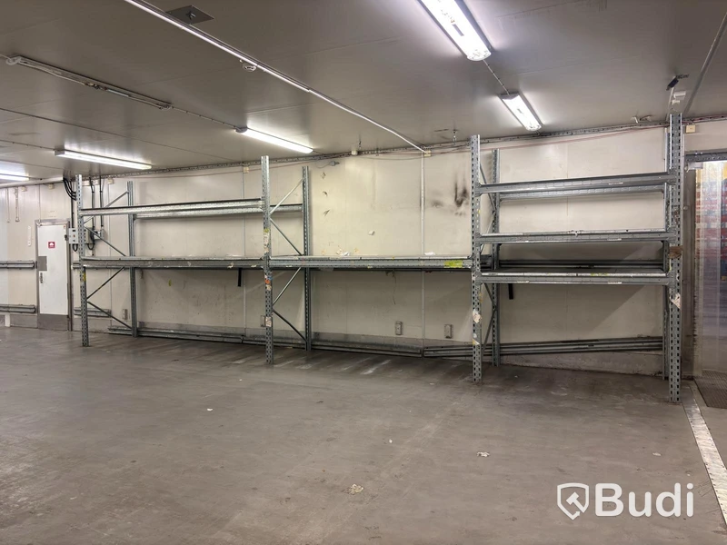 Low pallet racking and warehouse shelving