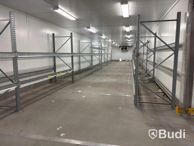 Low pallet racking and warehouse shelving