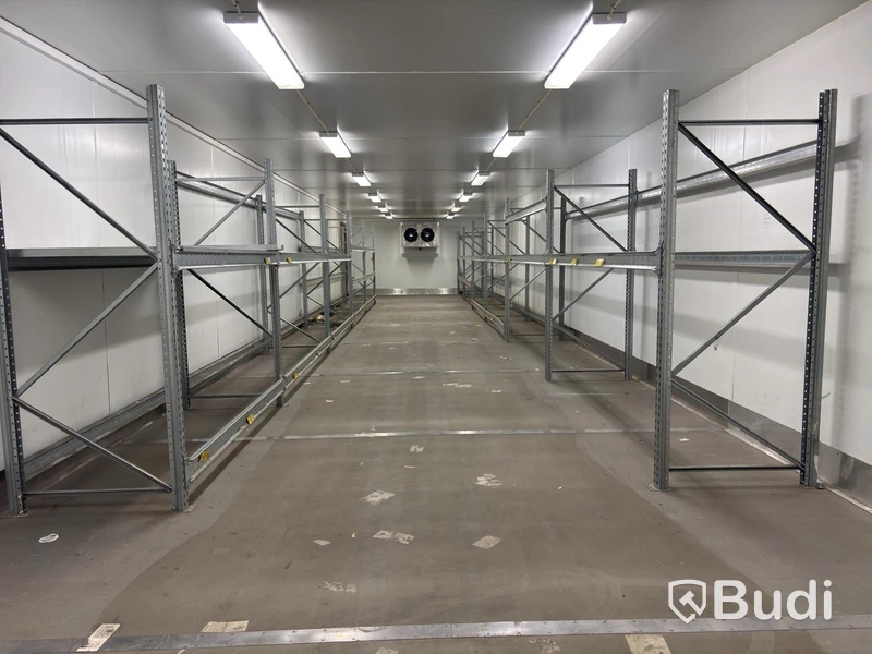 Low pallet racking and warehouse shelving