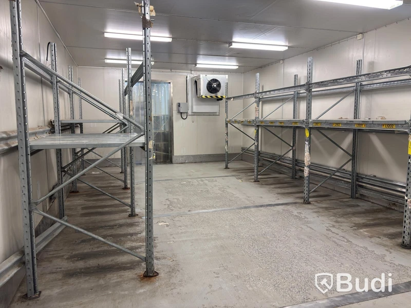 Low pallet racking and warehouse shelving