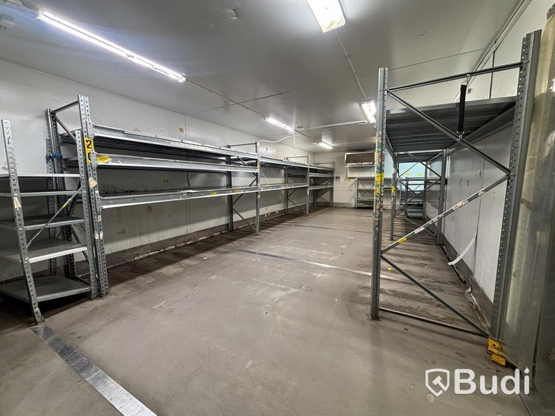 Low pallet racking and warehouse shelving