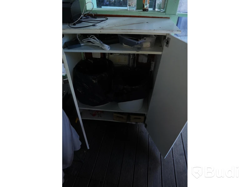 Skänk trä, ca 106x90x40. (OBS! Saknar baksida.)