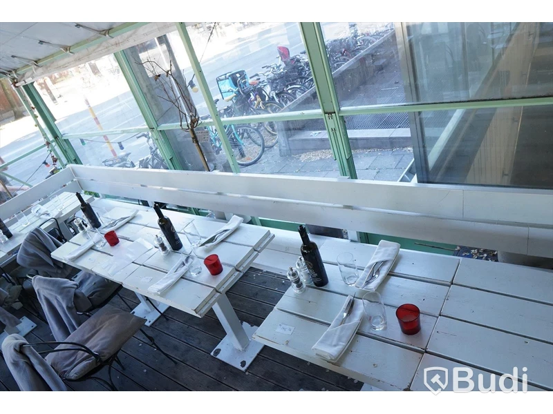 Bänk extra lång ca 8 meter (OBS! Skuren vinkel i ena hörnet, se bild)