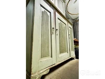 Vitrinskåp trä, höjd ca 223 cm bredd 139 cm