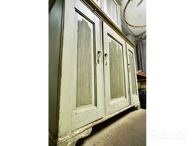 Vitrinskåp trä, höjd ca 223 cm bredd 139 cm