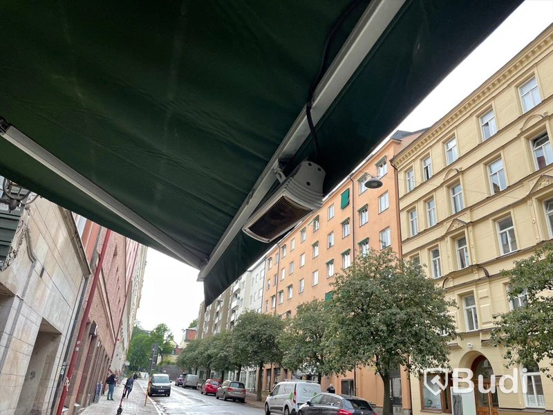 Motormarkiser, 3st med fjärrkontroll och totalt 7st infravärmare. Markiserna är olika storlek men total längd för alla 3 är ca 19 meter.