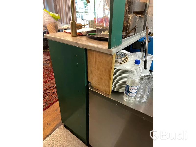 Skänk ink glasskiva samt marmortop.  233 cm bredd, skiva 65 cm djup, skåpdjup 40cm, skänkhöjd 122, totalhöjd 258cm ink glasskiva.