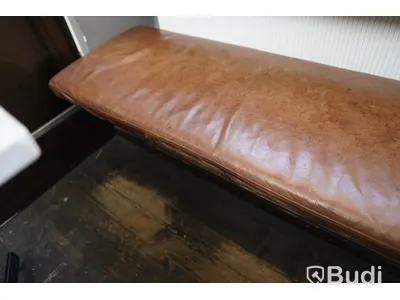 Bänk med skinnsits 254cm OBS! Sitter fast i väggen
