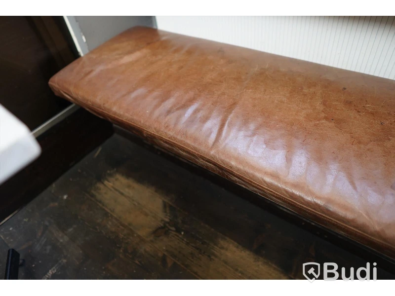 Bänk med skinnsits 254cm OBS! Sitter fast i väggen