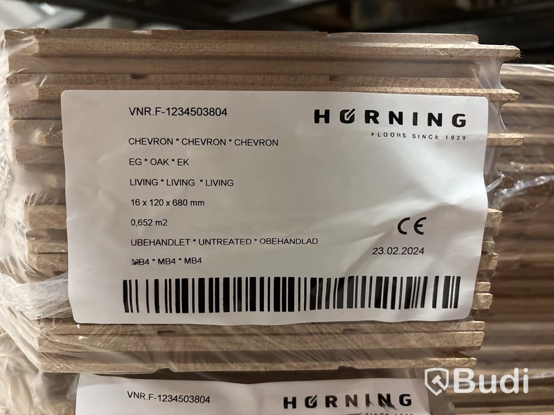 ca 129 kvm Parkettgolv Hørning Danmark, Chevron Ek Living 16x120x680 mm, obehandlat