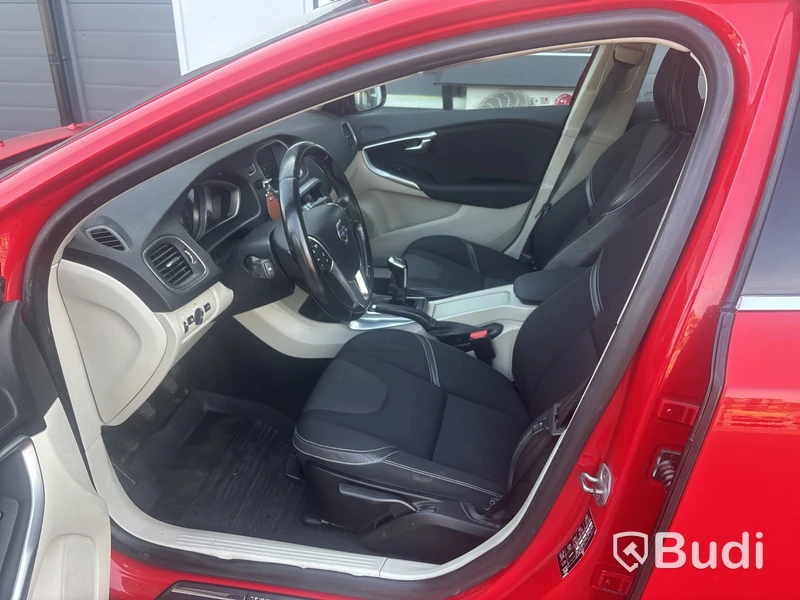 VOLVO  V40 D4 -15 1 ägare.