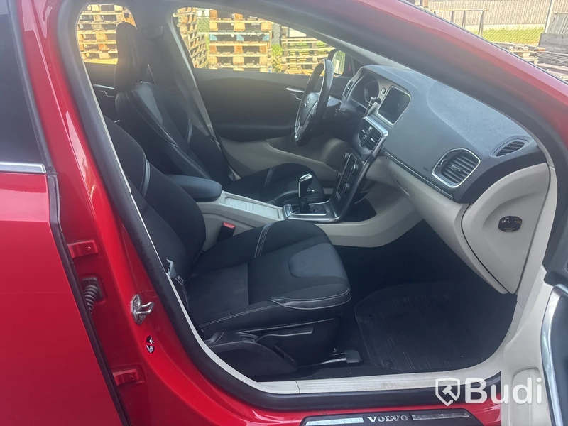 VOLVO  V40 D4 -15 1 ägare.