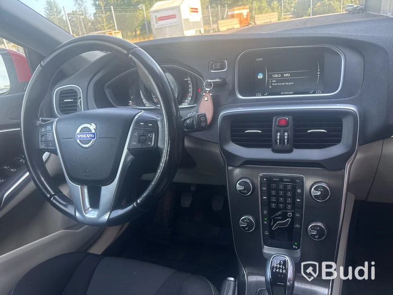 VOLVO  V40 D4 -15 1 ägare.