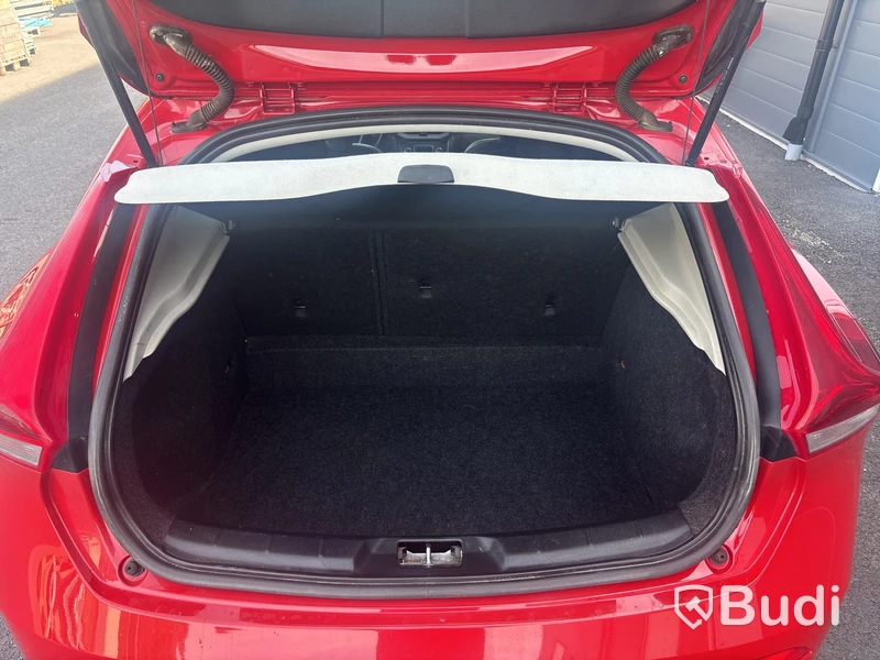 VOLVO  V40 D4 -15 1 ägare.