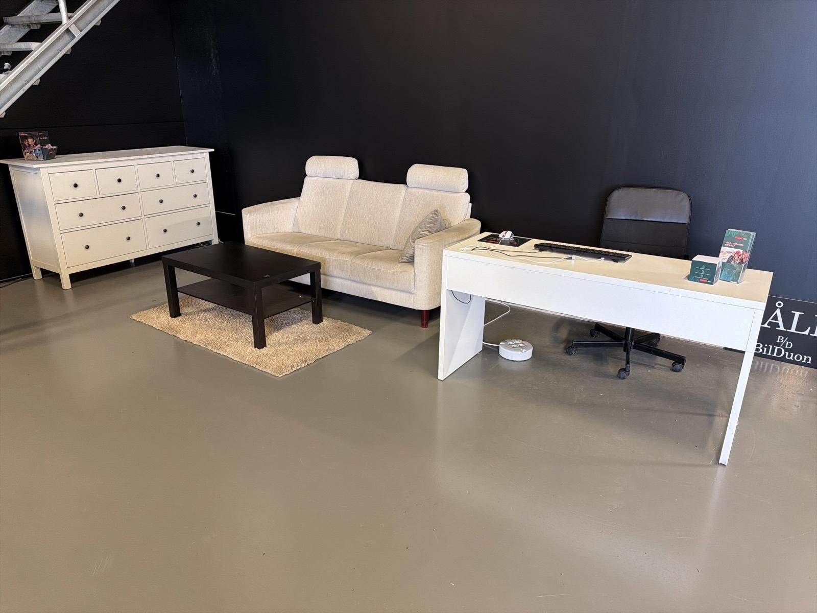 Skrivbord, soffa m.m.